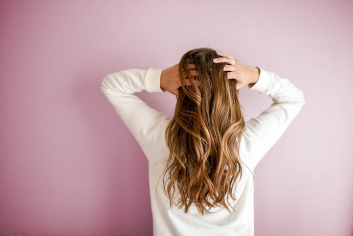 3 Signs Of A Sensitive Scalp, Plus 4 Natural Ways To Treat It