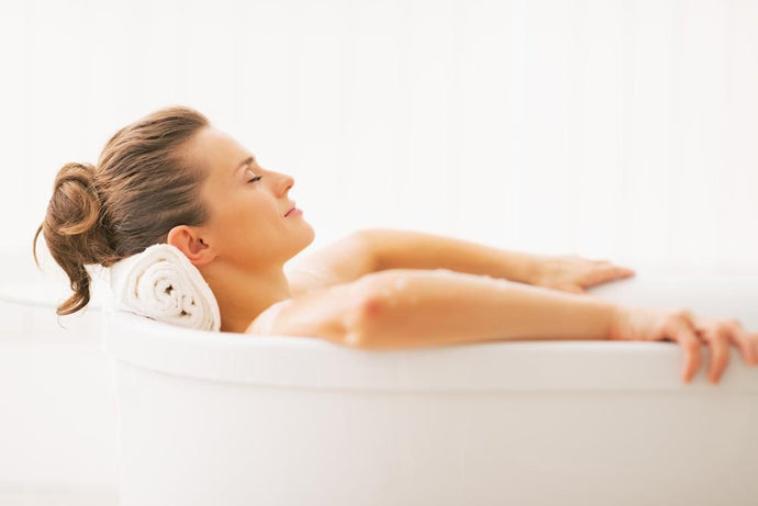 How To Make A DIY Oatmeal Bath, Plus 4 Amazing Skin Benefits
